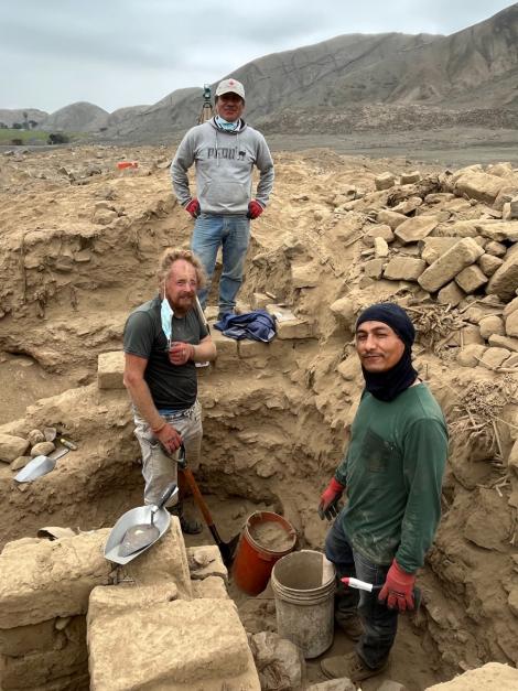 Photo no. 1 (9)
                                                         Archeolodzy z grupy badawczej Los valles de Barranca, eksploracja grobów w El Porvenir
                            